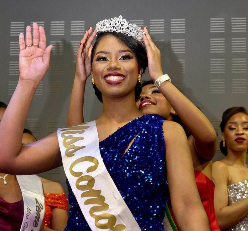 Miss Comores 2022 Depuis le 8 avril 2007 l'élection de Miss Comores s'organise pour valoriser la beauté et l'élégance de la femme Comorienne. Les élues incarnent chaque année nos valeurs, et représentent la culture et les traditions des 4 iles de l'archipel des Comores.